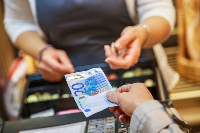 In Nederland geldt sinds 1 januari 2026 een verbod op contante betalingen voor goederen vanaf € 3.000. Het verbod geldt voor exploitanten van pandhuizen, kunsthandelaren en alle handelaren in goederen, zoals autohandelaren, juweliers, elektronicawinkels, meubelzaken, etc. Voor kunsthandelaren en