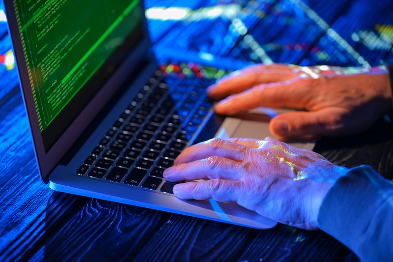 Een IT-engineer wordt op staande voet ontslagen door zijn werkgever, een internationaal cloudsoftwarebedrijf. De werknemer stapt naar de rechter, omdat hij wil dat zijn ontslag op staande voet wordt vernietigd. Het ontslag is gebaseerd op een samengestelde dringende reden. De kantonrechter stelt