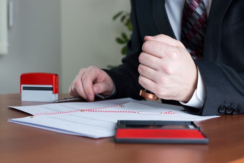 Een vader schenkt in januari certificaten ter waarde van miljoenen aan zijn kinderen. Dit wordt later bevestigd in een notariële akte in april. Volgens de Belastingdienst vindt de schenking pas op dat moment plaats. De notaris bevestigt dat de schenking al mondeling op 24 januari 2018 plaatsvond.