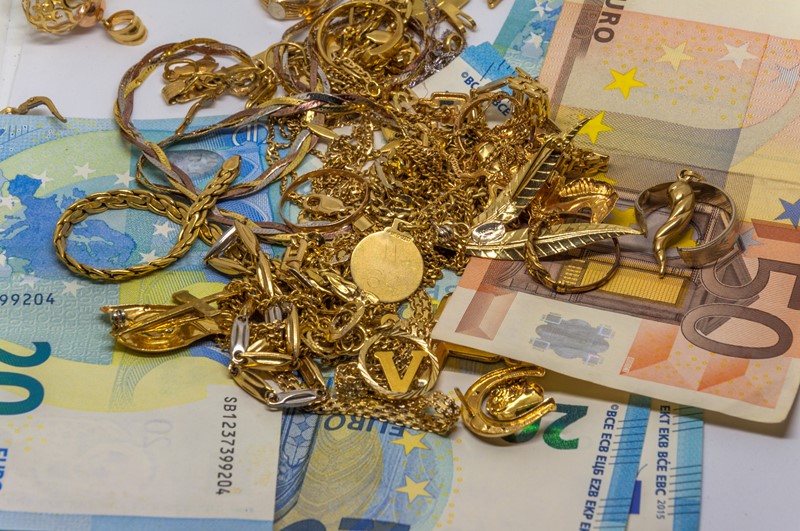 Een handelaar in edelmetalen, met slechts € 12.721 aan liquide middelen, moet volgens de Belastingdienst toch € 25.000 loon krijgen. Dat zou het directe einde betekenen van de onderneming. De rechtbank en het hof stellen het gebruikelijk loon vast op € 7.500. Deze uitspraak verduidelijkt wanneer