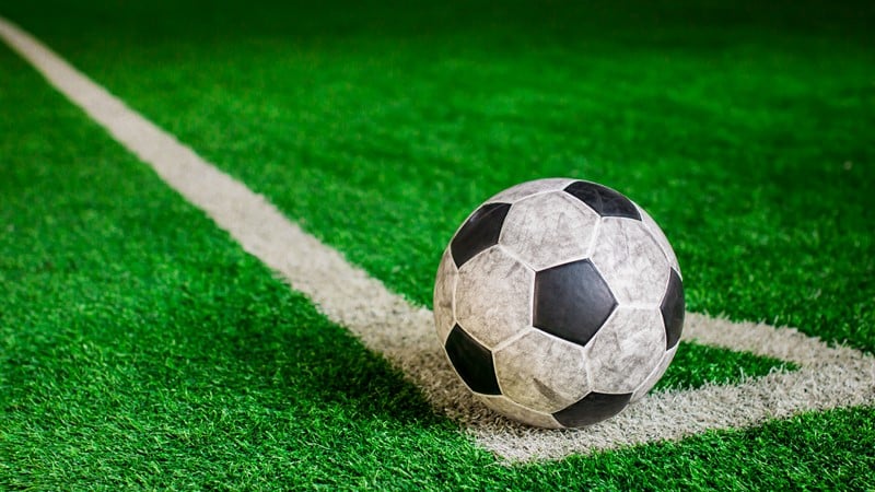 Een schoonmaakbedrijf beschikt over twee seizoenkaarten voor Ajax en koopt nog 22 kaarten voor de wedstrijd Ajax-Juventus. De kaarten worden gebruikt door werknemers en de aandeelhouder. Het bedrijf stelt dat de kaarten dienen voor acquisitie en relatiebeheer. De inspecteur legt een