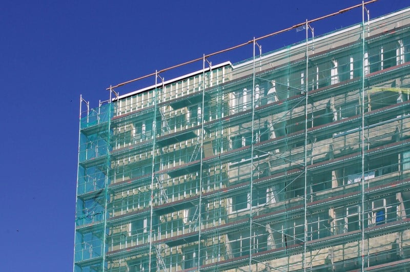 Een woningcorporatie vormt een fiscale voorziening voor toekomstig onderhoud aan haar woningcomplexen. De inspecteur stelt dat dit alleen mag als de onderhoudsuitgaven in een jaar substantieel hoger zijn dan gemiddeld: het zogenoemde piekvereiste. Als de uitgaven zich gelijkmatig over de jaren