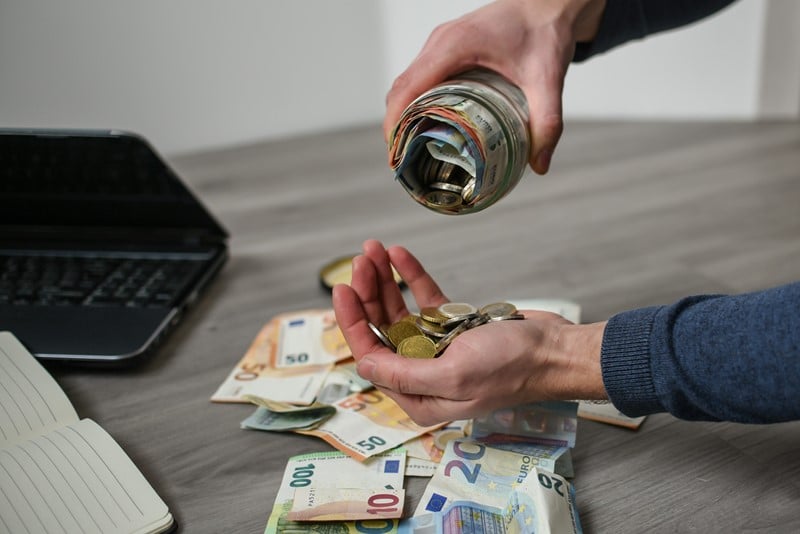 Een bv ontvangt een schadevergoeding van bijna € 700.000 na een civiele procedure. Het bedrag wordt gestort op de privérekening van de dga. De inspecteur merkt een deel van de onttrekking aan als afkoop van pensioen in eigen beheer. De dga stelt dat de schadevergoeding helemaal niet aan de bv