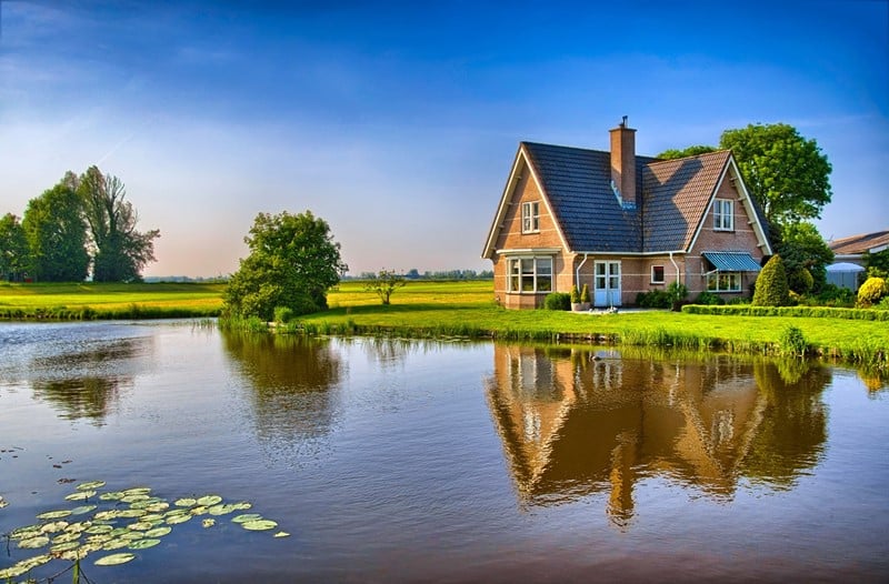 Wie een eigen woning heeft, moet inkomstenbelasting betalen over het zogenaamde eigenwoningforfait. Dit forfait bedraagt 0,35% van de WOZ-waarde van de woning, voor zover deze ligt tussen € 75.000 en de zogenoemde villagrens (€ 1.350.000 in 2026). Is de WOZ-waarde hoger dan de villagrens, dan geldt