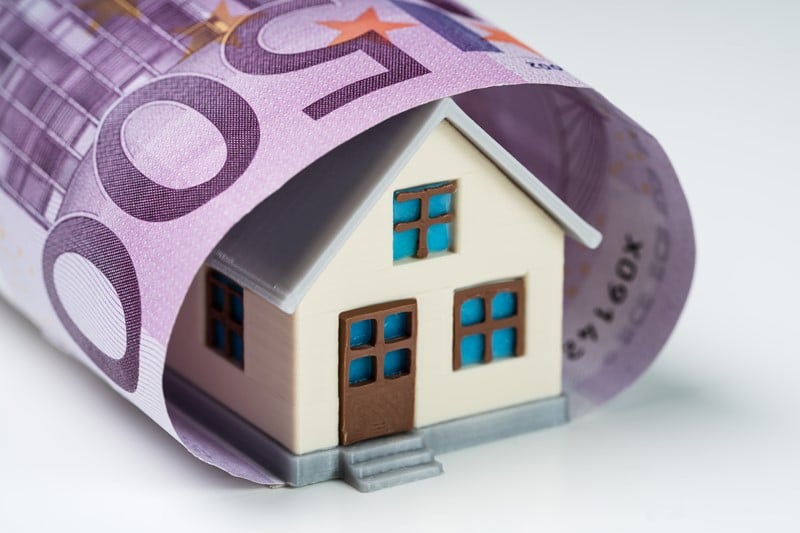 Een man koopt in 2015, samen met zijn echtgenote, een woning. Zij sluiten hiervoor een hypotheek af bij een bank. Het betreft een annuïtaire lening met een looptijd van 30 jaar. In 2019 besluit de man een deel van de hypotheek af te lossen. Hij sluit hiervoor een nieuwe lening bij zijn eigen bv.