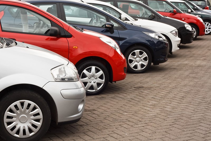 Een autohandelaar koopt honderden gebruikte auto's van twee leveranciers. Die leveranciers factureren de auto's als marge-auto's. De autohandelaar past daarom de margeregeling toe en draagt alleen btw af over zijn winstmarge. De inspecteur stelt dat de auto's helemaal geen marge-auto's zijn en legt