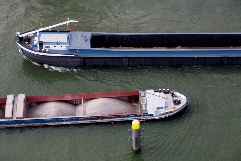 Een bv verkoopt in 2018 een schip met winst en vormt een herinvesteringsreserve. In 2019 scheldt de bank een deel van de schulden kwijt. De bv claimt de kwijtscheldingswinstvrijstelling, maar de rechtbank steekt daar een stokje voor. De herinvesteringsreserve zorgt ervoor dat te veel verrekenbare