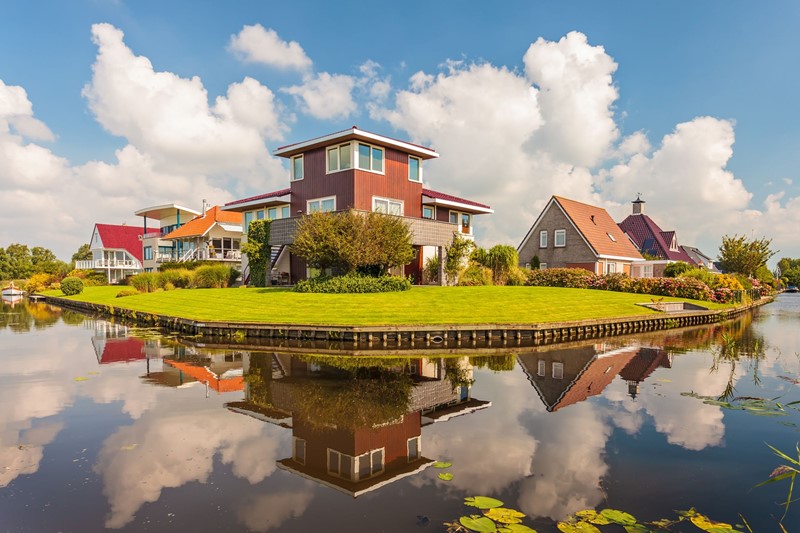 Een echtpaar koopt een woning. Om aanspraak te maken op het verlaagde tarief van de overdrachtsbelasting verklaren zij de woning als hoofdverblijf te zullen gebruiken. Nog voor de levering van deze woning vinden zij echter hun droomwoning. Pas na de levering van de eerste woning wordt de