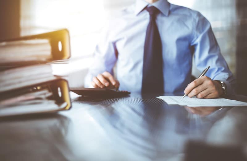 Een ambtenaar koopt jarenlang priv&eacute;goederen op kosten van zijn werkgever. Hij schakelt daarbij een kantoorinrichtingsbedrijf in als doorgeefluik. Dat bedrijf betaalt de leveranciers, factureert door aan de gemeente met een opslag en trekt de btw op de inkoopfacturen af. De inspecteur weigert