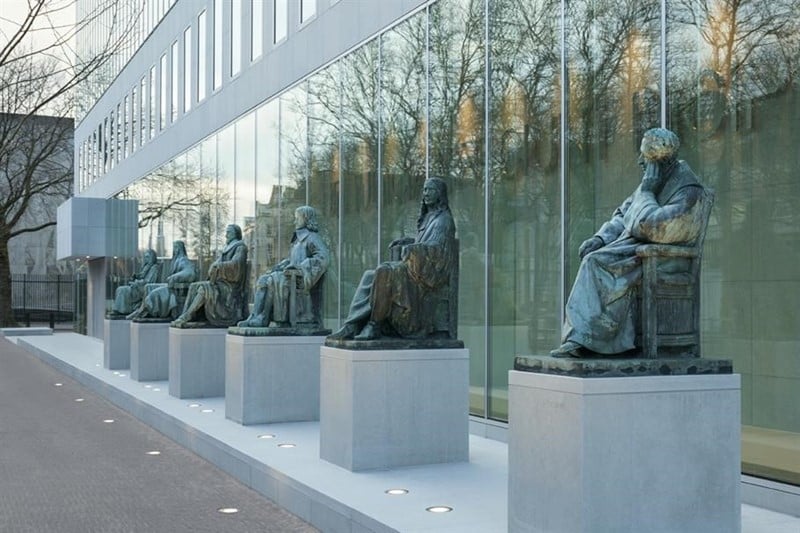 Een adviseur begeleidt de sanering van een groep vennootschappen. De vennootschappen gaan failliet. De curator stelt de adviseur aansprakelijk voor de schade van de schuldeisers. Die schade bestaat grotendeels uit belastingschulden. De adviseur vindt dat die belastingschulden niet kloppen en wil dat