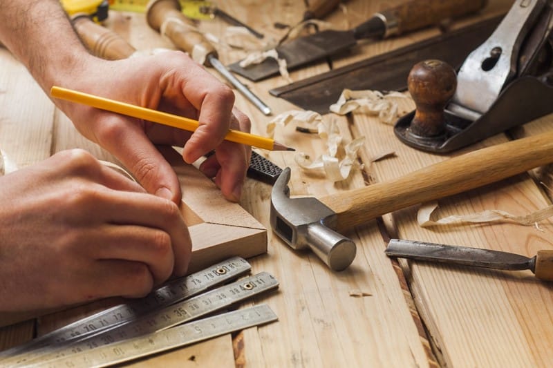 De beslissing van de werkgever om een werknemer met een nulurencontract niet meer op te roepen voor werkzaamheden moet worden aangemerkt als een onregelmatige opzegging van de arbeidsovereenkomst. De werknemer is sinds 1 oktober 2024 in dienst. Na augustus 2025 roept de werkgever hem niet meer op