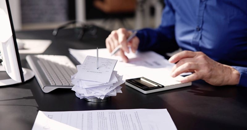 Een bv brengt over de jaren 2014 tot en met 2017 forse bedragen aan voorbelasting in aftrek. Bij een boekenonderzoek blijkt dat zij voor een groot deel van die aftrek geen facturen kan overleggen. De bv verwijst naar haar grootboekkaarten, maar de inspecteur legt naheffingsaanslagen op van in totaal
