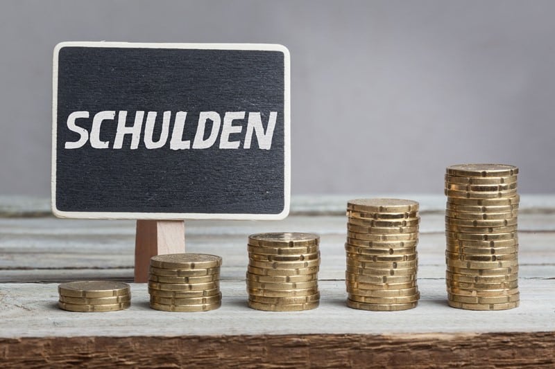 Een dga verkoopt zijn aandelen voor &euro; 5.000. De koper neemt ook zijn rekening-courantschuld van &euro; 287.000 over. De inspecteur telt die schuld op bij de overdrachtsprijs en legt een navorderingsaanslag op naar een ab-inkomen van ruim &euro; 274.000. Te gortig, vindt de dga. De schuld was