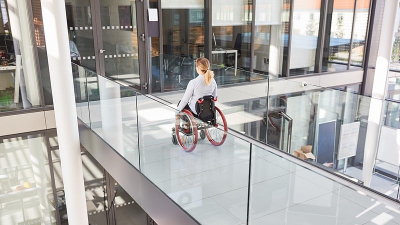 Vanaf 2027 krijgen werkgevers geen geld meer terug van de overheid voor de transitievergoeding die ze betalen bij ontslag als gevolg van arbeidsongeschiktheid. Dit geldt ook voor de compensatieregeling bij bedrijfsbeëindiging vanwege pensionering of overlijden van de werkgever. Aanvankelijk werd