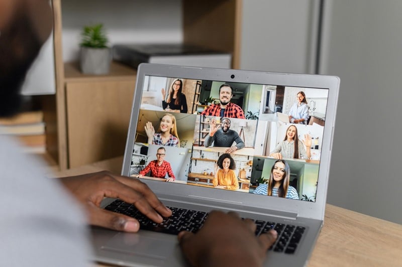 De Eerste Kamer heeft het wetsvoorstel Wet digitale algemene vergadering privaatrechtelijke rechtspersonen aangenomen. De wet creëert flexibiliteit door rechtspersonen toe te staan te kiezen voor fysieke, hybride of volledig digitale vergaderingen, mits aan bepaalde voorwaarden is voldaan.
