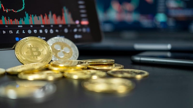 Een dga sluit een overeenkomst voor de aankoop van cryptotokens. De bv maakt het aankoopbedrag van &euro; 250.000 over. De tokens blijken waardeloos. De bv wil het verlies ten laste van haar resultaat brengen. De inspecteur weigert de afwaardering. De overeenkomst staat immers op naam van de dga,