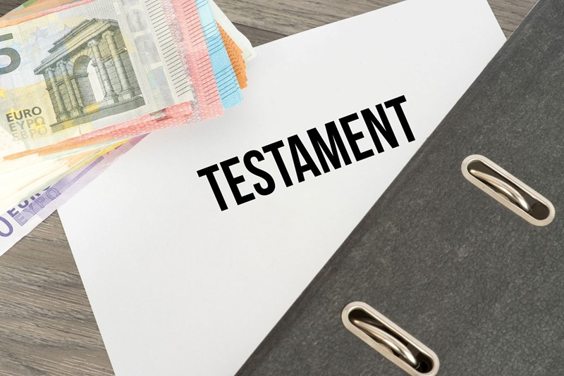Een vrouw overlijdt in 2022 en laat een testament na uit 1986. Daarin benoemt zij haar echtgenoot en dochter tot erfgenaam, ieder voor de helft. De echtgenoot krijgt een legaat tegen inbreng van de waarde en het vruchtgebruik van de gehele nalatenschap. De dochter verkrijgt de bloot eigendom. De